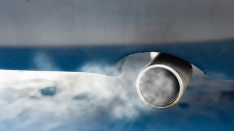 fotografía que simboliza la contaminación muestra un caño de escape de un auto con humos