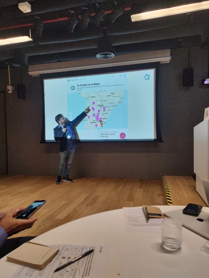 presentador señalando datos en pantalla