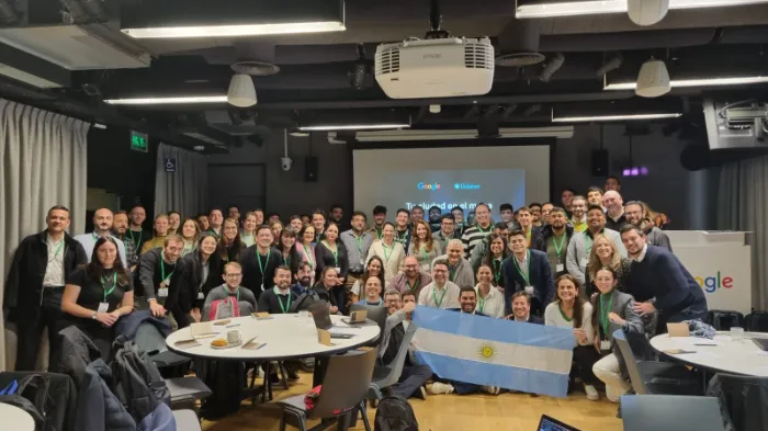 todo el grupo participante con una bandera de argentina