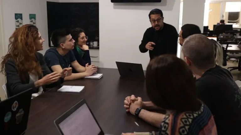 fotografía de una reunión laboral en Ualabee