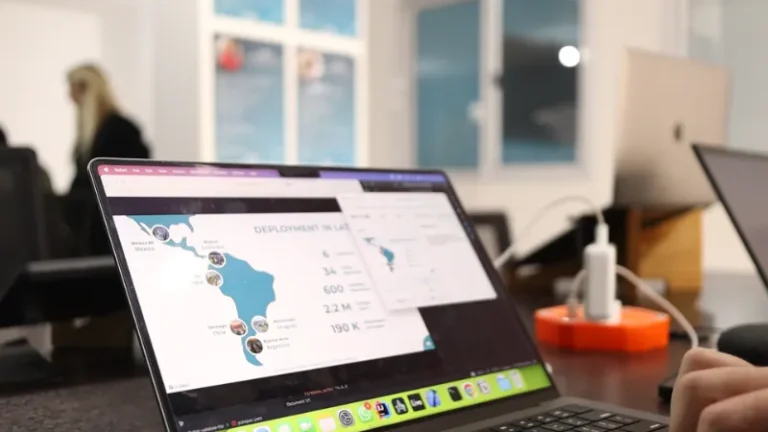 plano cercano de la pantalla de una notebook que muestra un mapa