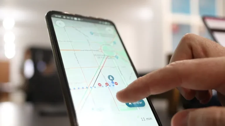 Plano cercano de un celular que muestra las rutas establecidas