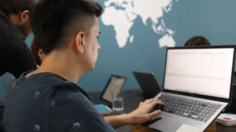 Colaborador de Ualabee en la oficina utilizando una computadora